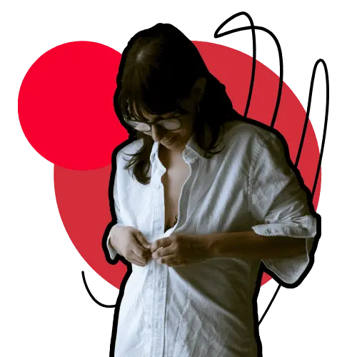 Chiara con capelli scuri si abbottona una camicia bianca