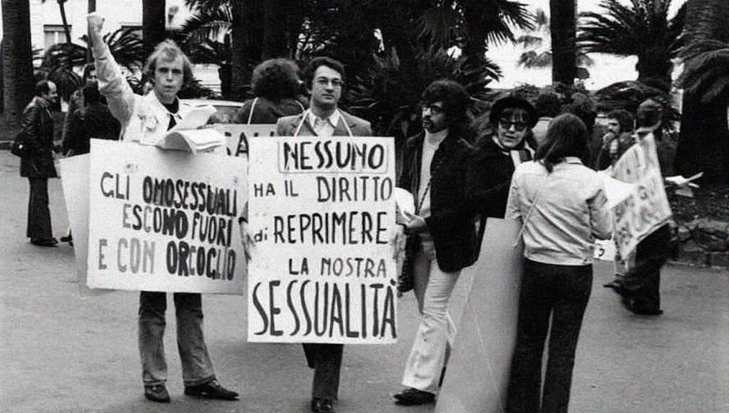 Manifestanti queer con cartelli durante la protesta a Sanremo nel 1972.