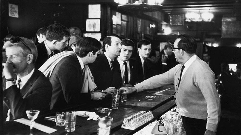 Dick Leitsch e altri attivisti al bancone del bar durante il sip-in, con il barista che rifiuta di servirli.