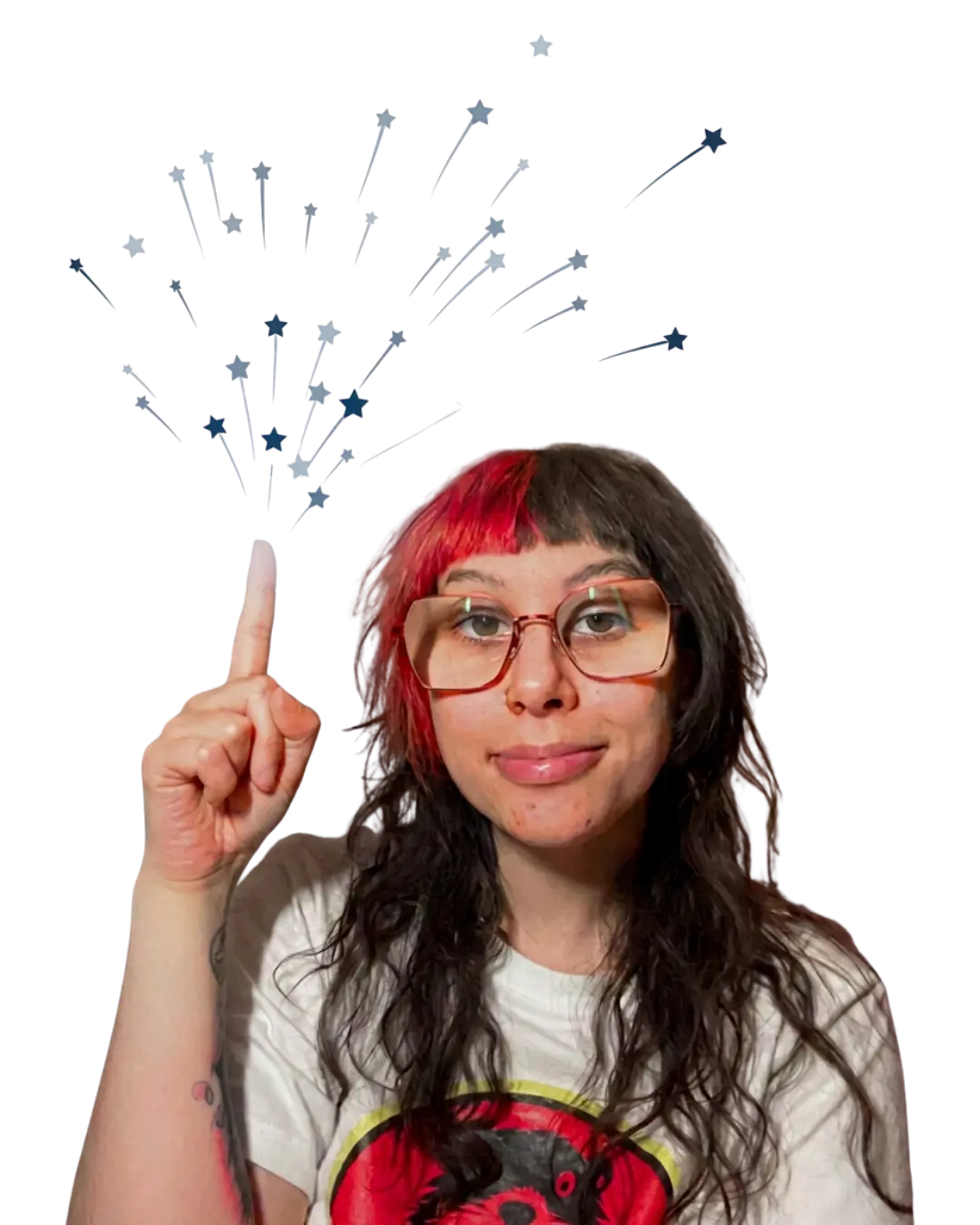Chiara sorride indicando verso l'alto con un dito, da cui partono stelle decorative a raggiera. Ha capelli scuri con una ciocca rossa e occhiali con montatura rossa.
